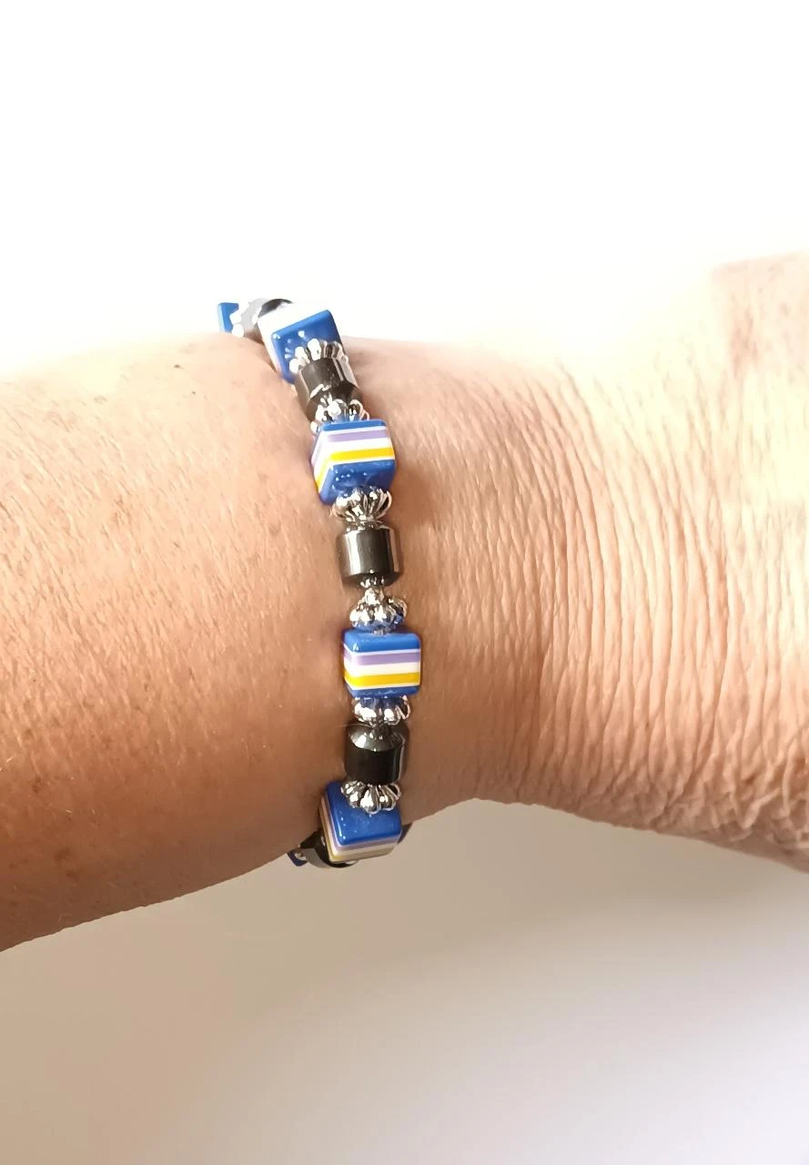 un bracelet élastique en perles